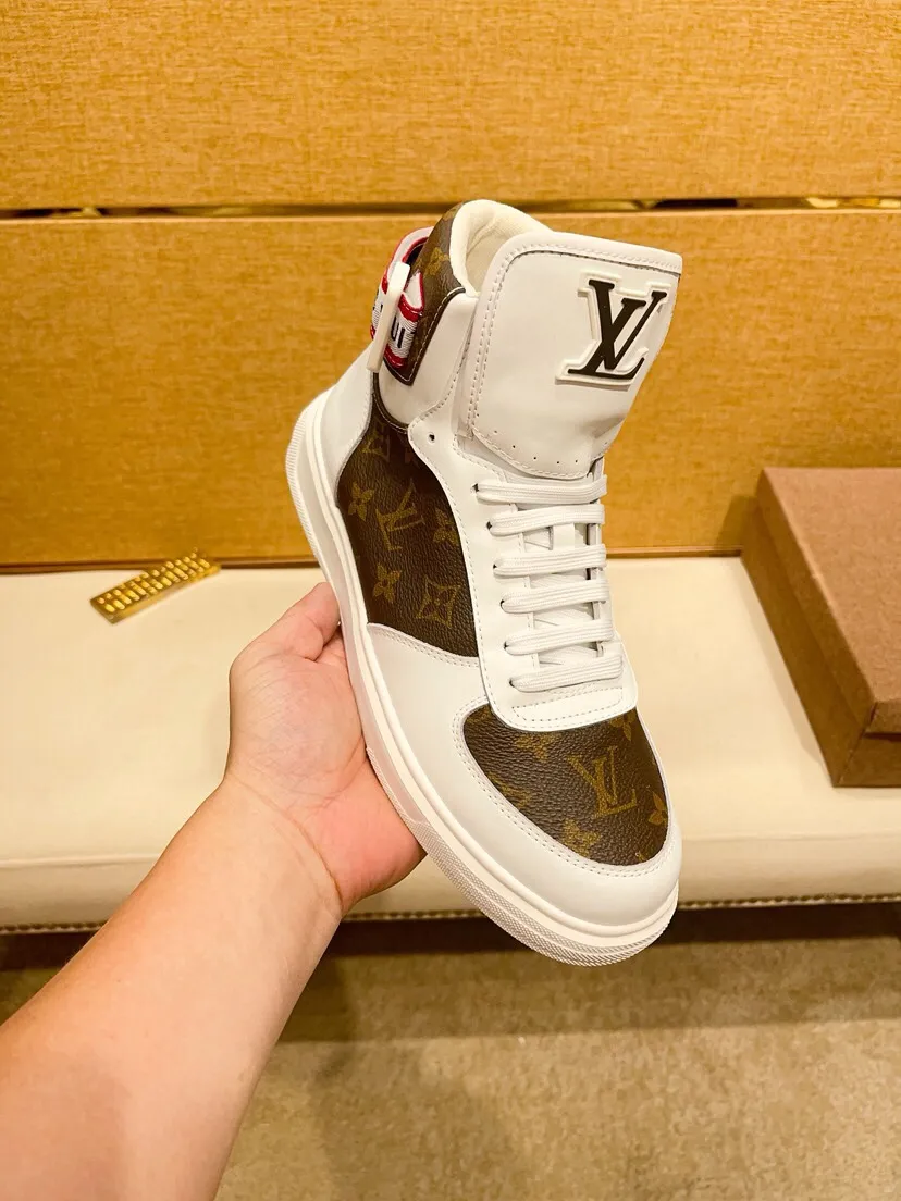 Factory price 440 [LV] Louis Vuitton's latest high-top casual Korean-style men's shoes, new autumn and winter design, perfect workmanship, creating cabinet quality, upper: cowhide material, leather lining; soft and comfortable, rubber outsole ultra-light, wear-resistant, simple, versatile fashion men's shoes, color optional, size 38--44